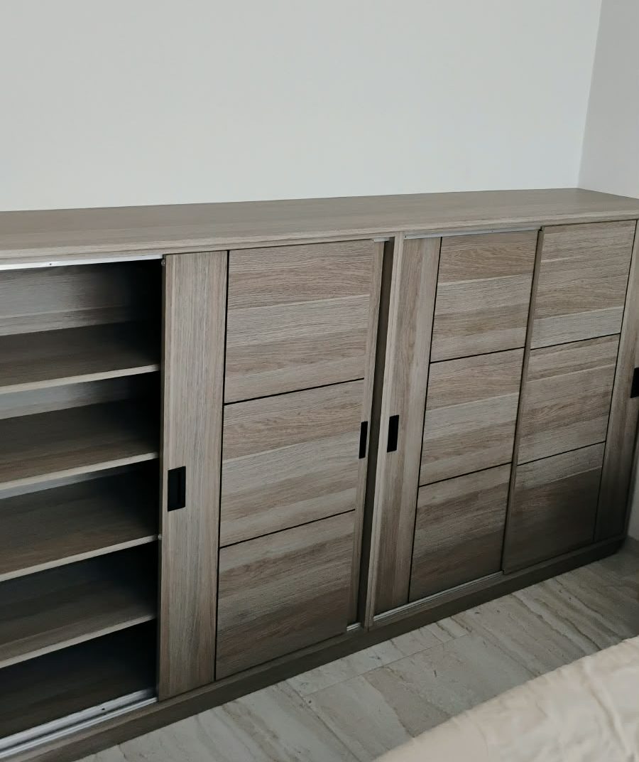 Mueble bajo con puertas corredizas y entrepaños abiertos en gris madera