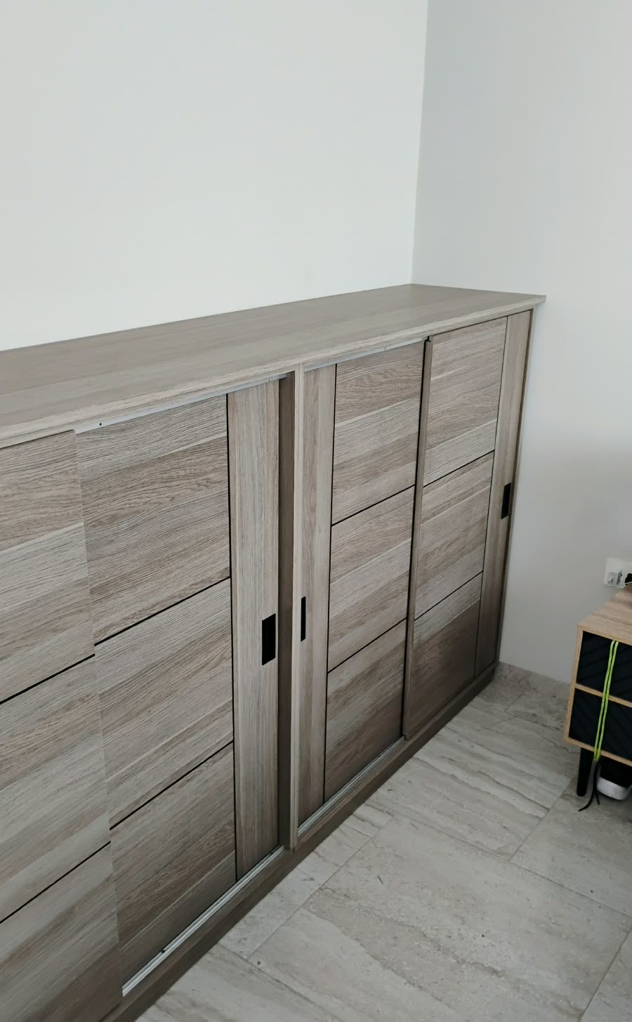 Clóset corredizo en acabado gris madera con puertas de dos tonos