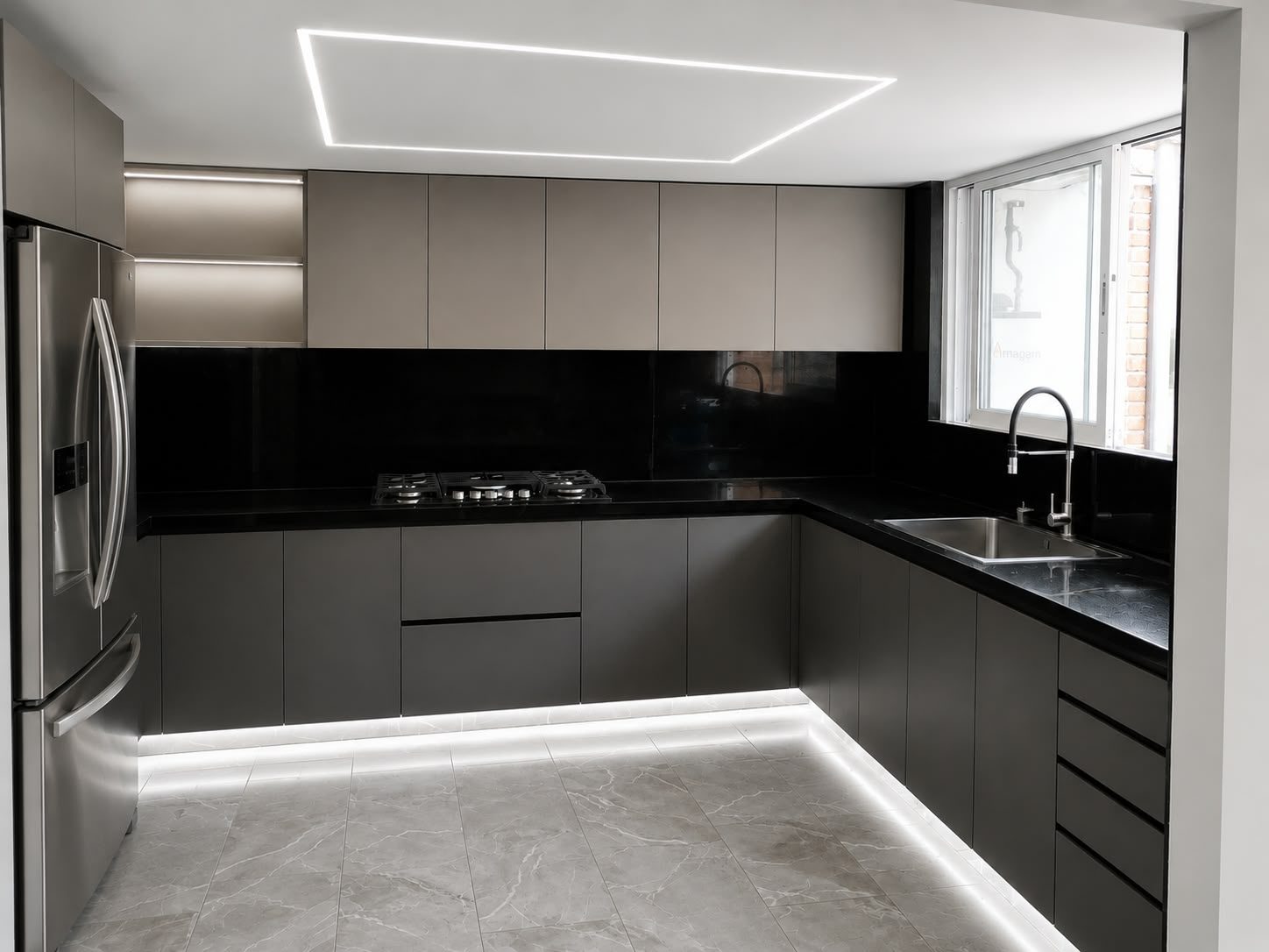 Cocina integral en U en gris grafito con cubierta negra, iluminación LED en el techo y en el zócalo