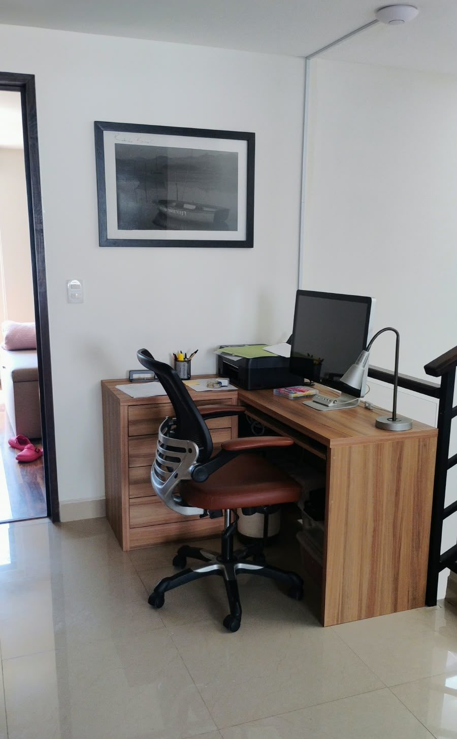 Escritorio en L con cajonera integrada para home office