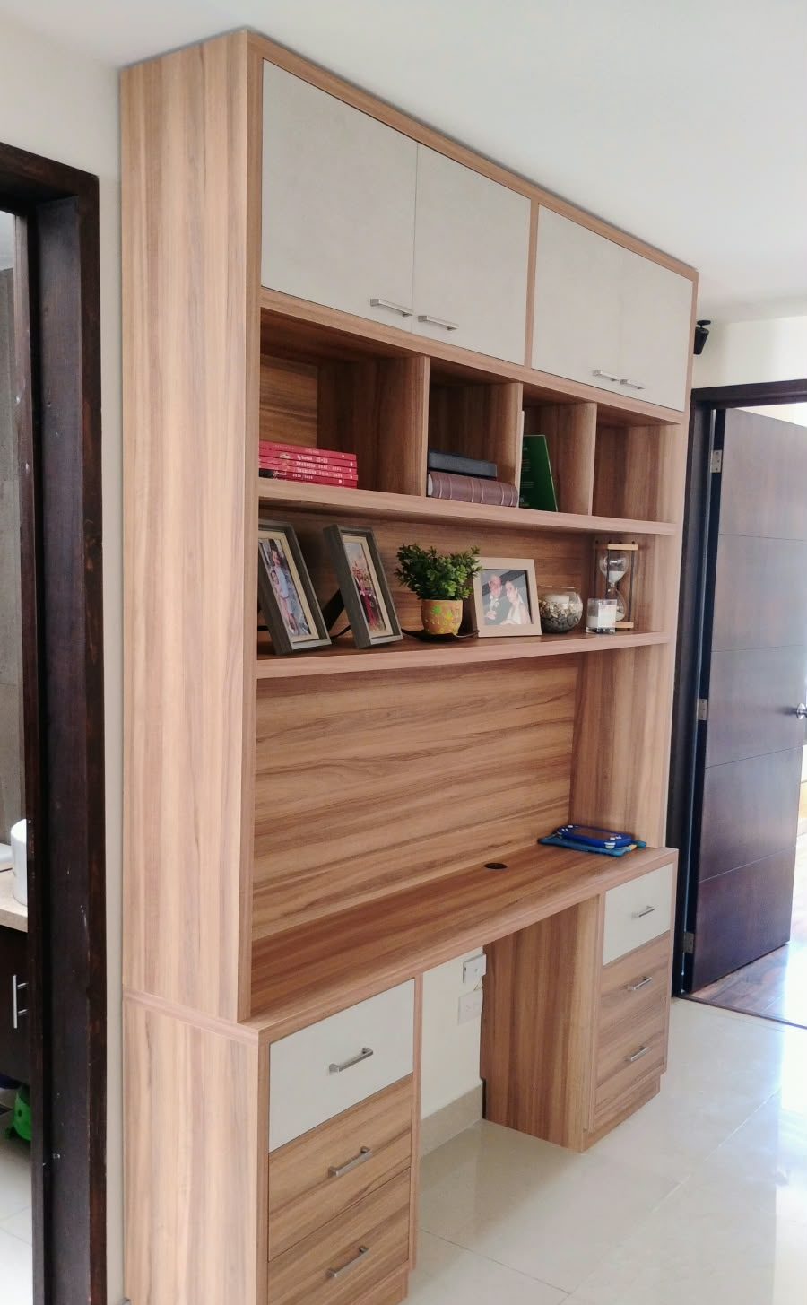 Librero con escritorio integrado fabricado a medida en madera clara y blanco